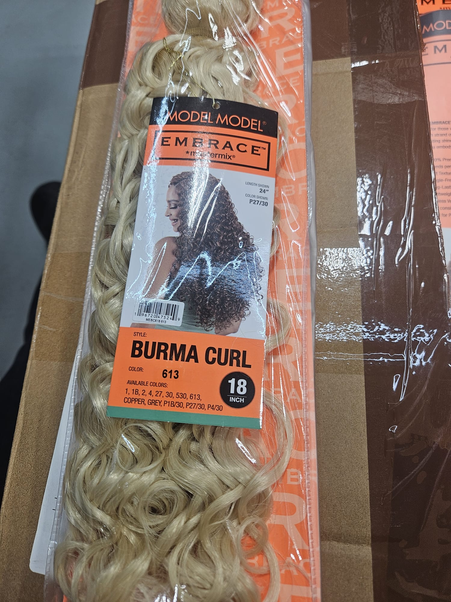 Model model embrace Burma curl by Beauty Giant